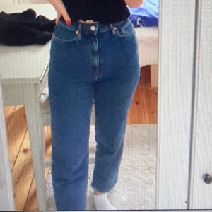 Blå jeans  - Fina blå raka jeans från Carin Wester i storlek 36 i gott skick. 