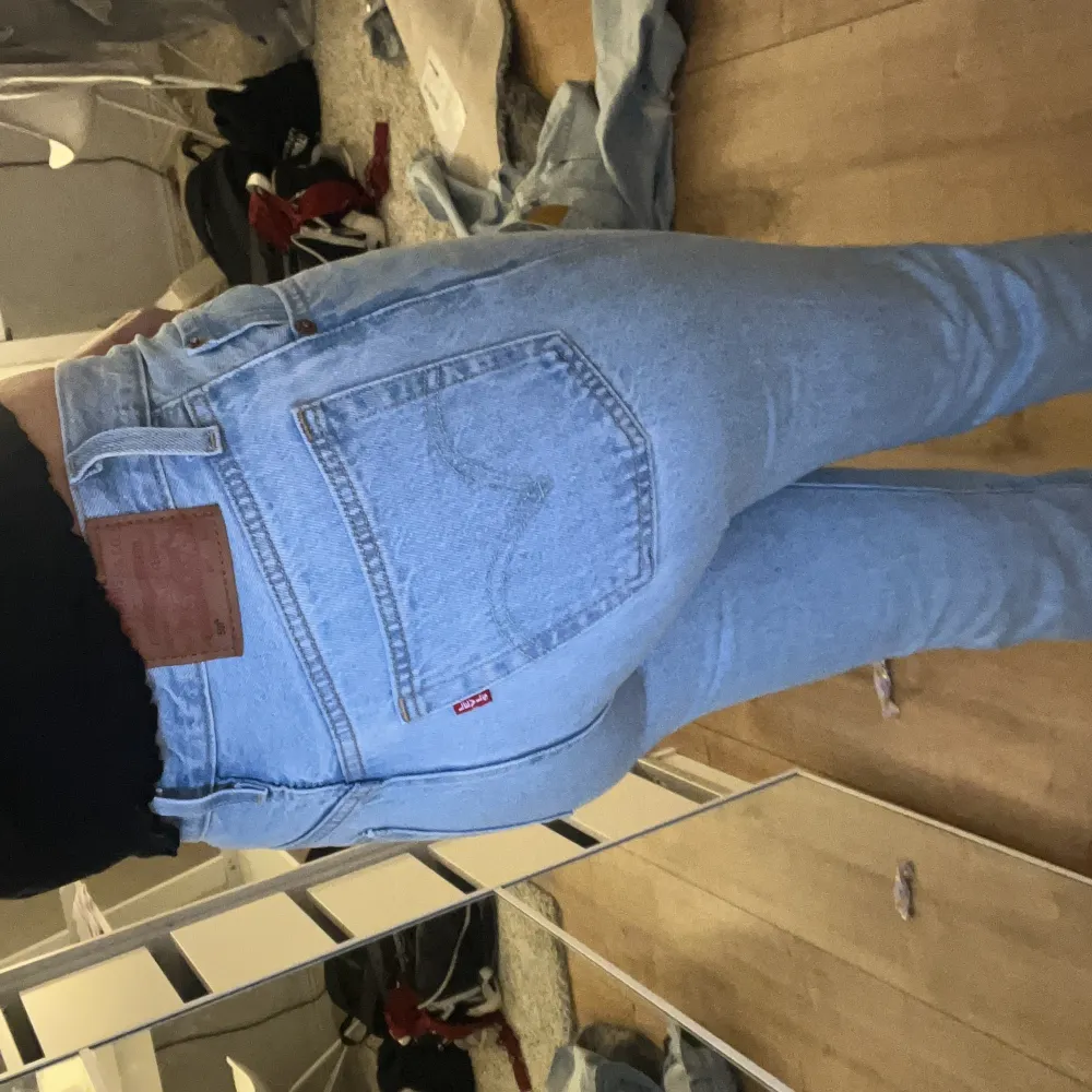 Nu säljer jag mina nya Levis jeans pågrund av att dem sitter för tajt runt lår och rumpa. Helt nya jens, aldrig använda. Jag är 1,68 lång och dem är fina i längd på mig, kanske lite korta. Hade varigt jätte fina någon som är runt 160-165. . Jeans & Byxor.