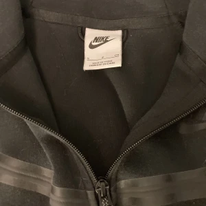 Nike tech tröja  - Nike tech fleece, nyskick! Använd fåtal gånger! Hör av dig vid frågor💕