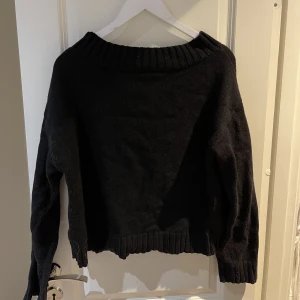 Tröja från h&m - Smickrande, svart stickad tröja från h&m. Fin och vid skurning! 