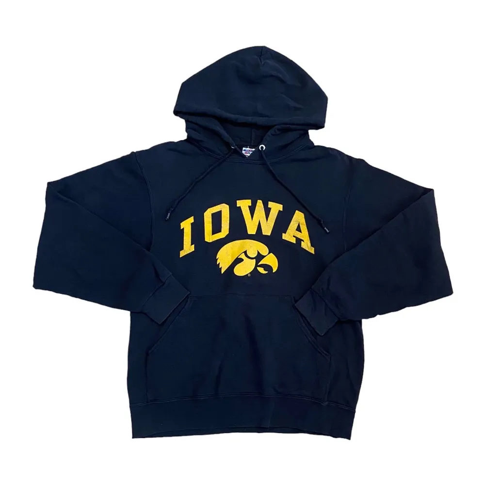 Jerzees Iowa Vintage Hoodie Unisex🖤💛  Pris: •350kr  Stl: S  Bredd 49cm Längd 61cm  Kontakta mig för mer info 🤩  . Hoodies.