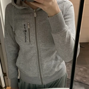 Sall Racing huvtröja - Säljer denna huvtröja eftersom den är för liten för mig. Skulle säga att den är runt xxs-xs. Frakt ingår i priset🥰250kr 
