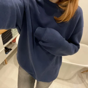 Sweatshirt - Mysig mörkblå sweatshirt, inte nopprig, spårbar frakt 66kr💕