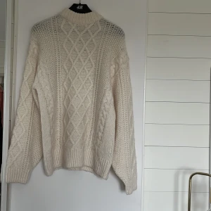 Stickad tröja H&M - Stickad tröja från H&M. Endast använd en gång på julafton! Relativt oversized 