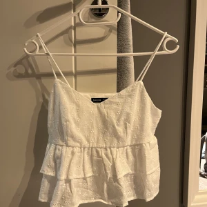 Shein Topp med spets  - Säljer denna jätte fina och söta topp ifrån Shein, Därav att jag aldrig använt den. Prislapp finns ej kvar. Strl XS 💘💘