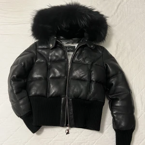 Baby Phat Jacka - Baby Phat jacka från 2000-talet! Tyvärr är det äkta skinn och päls. Köpt för ungefär 5000kr från USA. Jättevarm och skön :)