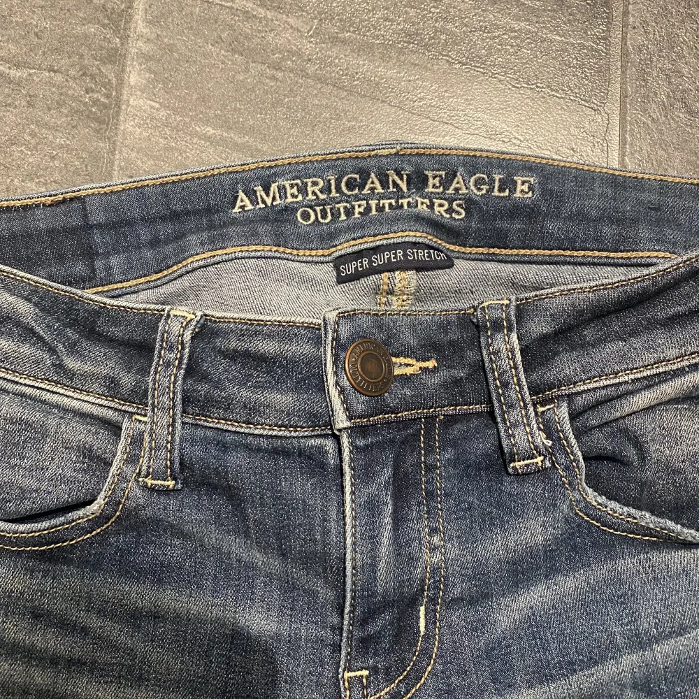 Low Rise Skinny Crop American Eagle Jeans, storlek 4. Säljer för 150 kr, köparen står för frakten 🌸. Jeans & Byxor.