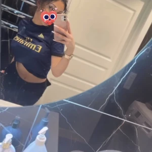 Adidas real madrid tshirt  - Realmadrid mörkblå tshirt.