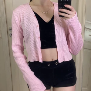Rosa kofta - Fin rosa kofta i storlek 34/XS. Använd men fortfarande i bra skick. Säljer för 80 kr. Köpare står för frakten. 💖