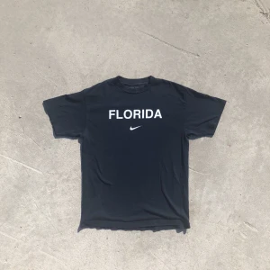 Nike t-shirt!! 🌱🌱 - Riktigt najs Nike T-shirt. Storlek M men passar även S. Tröjan är i bra skick. Tveka inte att höra av dig om du undrar något! 👌🏻🌱🏃