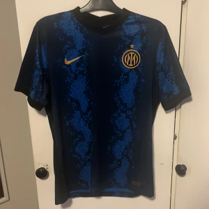 Hel äkta inter matchtröja - Brozovic tröja i ganska bra skick förutom den missfärgade texten under 77.