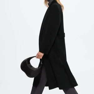 Handgjord ullkappa i nyskick  - Säljer denna fina ullkappa i nyskick på grund av att jag har för många jackor för tillfället. På mig som är 163 cm lång går den ner till vaderna. Super varm och mysig! Perfekt nu i vinter 🥰