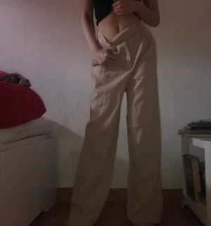 Beige Byxor  - Beige Pants  Fri frakt/ Free shipping  EU: 38 High waisted 