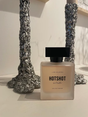 Linn Ahlborg Hotshot but hotter 50ml - Linn Ahlborgs parfym hotshot but hotter. Använd enbart en gång. 🖤