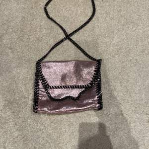 Säljer en så fin Stella Mccartney liknande väska. Väskan är glittrig rosa och ser ut som ny!💖
