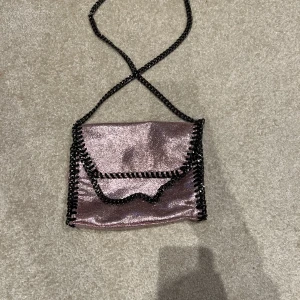 Stella Mccartney  liknade väska  - Säljer en så fin Stella Mccartney liknande väska. Väskan är glittrig rosa och ser ut som ny!💖