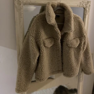 Teddyjacka - Beige teddyjacka i strl L men passar mig med som har strl S (oversized) fint skick