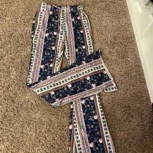 Byxor - Säljer dessa byxor med mönster i storlek XS. 