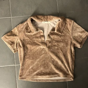 Sammets T-shirt  - Brun T-shirt i sammet från pull&bear 