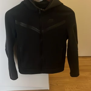 Svart nike tech - Jag vill bli av med den