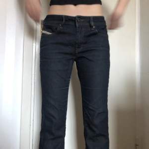 Säljer dessa snygga lowwaist disel jeans då de är lite korta i benen för mig som är cm 170. Köpta på sellpy för några månader sedan! Skriv för fler bilder💞