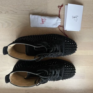 Christian Louboutin high top Louis sneakers svarta med nitar - Inköpta 2019 i London på Harrods för 11.300kr, kvitto finns. Använda 2 gånger. Extra skosnöre och nitar finns. 