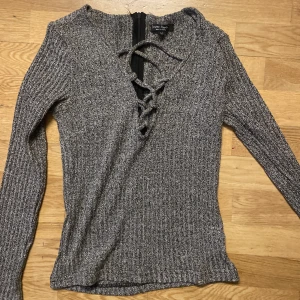 Fin tröja med snöring - Fin tröja från simplee apparel. Storlek M men passar även S skulle jag säga. Knappt använd