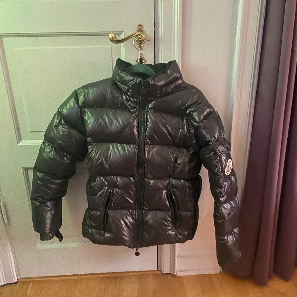 Älta jacka från moncler i bra skick! Avtagbar luva finns också! . Takit.