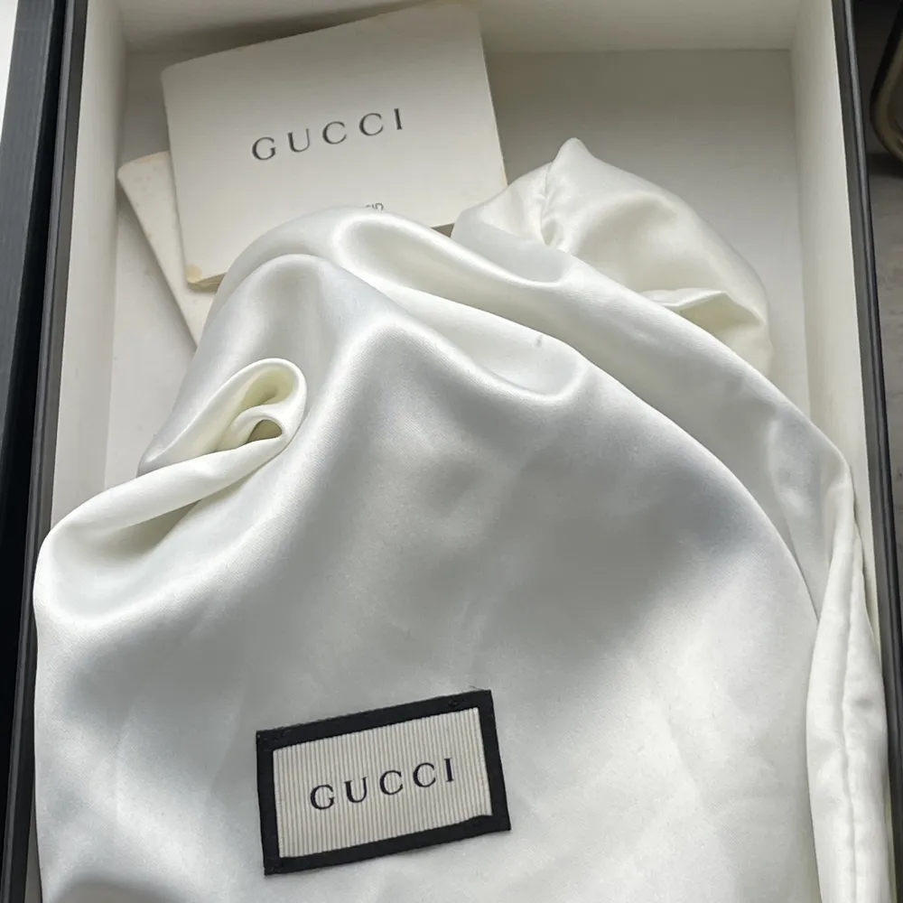 Min kusin säljer sitt äkta gucci bälte med kvitto och allting som aldrig varit använt, guldet ser ut så för den är gjord så. Nypris är 4,200. Helt oöppnad pris kan diskuteras!. Accessoarer.