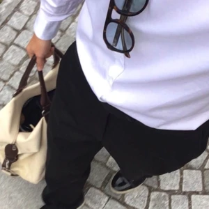 DB solglasögon - Säljer mina knappt använda David Beckham Solglasögon. Nypris 2699kr. Kommer med fodral puttsduk och allt runt omkring. Kom med bud!