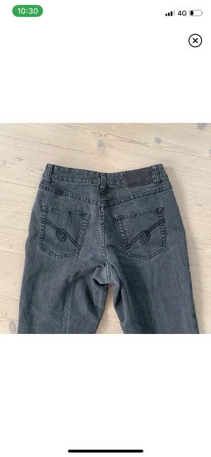 Lågmidjade gråa jeans - Säljer dessa lågmidjade och mer ”baggy” jeansen från soyaconcept. W.29 L.33 (midjemått ca 75cm)