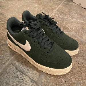 Nike airforce 1 07 - Hej! Jag säljer mina gröna Nike airforces pågrund att att dem nästan aldrig har kommit till användning. Skorna är köpta i Italien och är i nyskick💗  Köparen står alltid för frakt. 