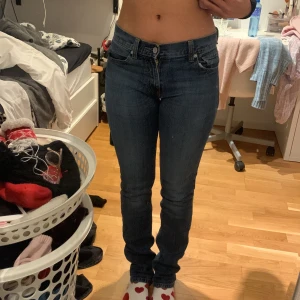 Low waist Levis byxor!! - Levis byxor köpta för ett tag sen, använt de ett par gånger förra året och 1-3 gånger detta året! Assnygga men de sitter väldigt tajt på mig. Strl 34 och på mig som har strl 36 är de tajta. Går till min häl, jag som är 165 😄🤙