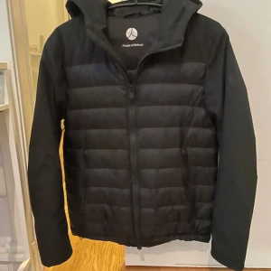 Vinterjacka  - Skit snygg vinter jacka från people of Shibuya. Jackan är i topp skick och kommer hålla dig varm under hela vintern. Priset kan diskuteras:)