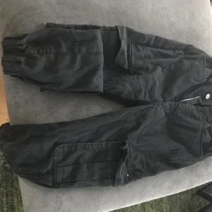 Byxor från bikbok - Svarta byxor från bikbok i jeanstyg med mudd vid fötterna. Skickar och köparen står för frakt 