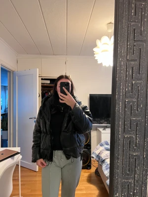 Jacka - Väldigt fin & varm jacka men för stor för mig. Nypris 500kr