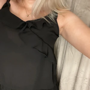 Topp - Säljer denna gulliga topp med volang. Den är från Gina Tricot. Den är i bra skick. Skriv för fler bilder och vid intresse.😊🫶🏻
