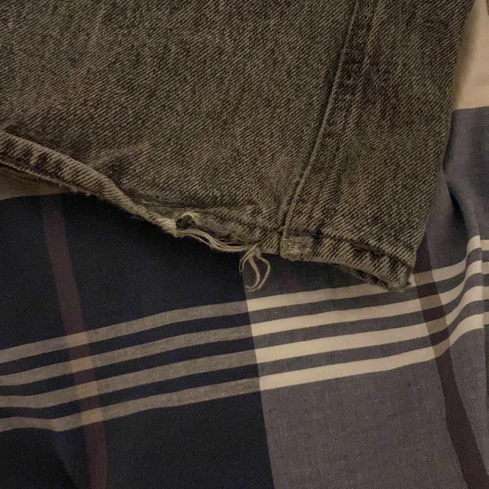 Gråa hope jeans som är i helt okej skick. Lite slitna längst ner på de men annars är det inget fel. . Jeans & Byxor.