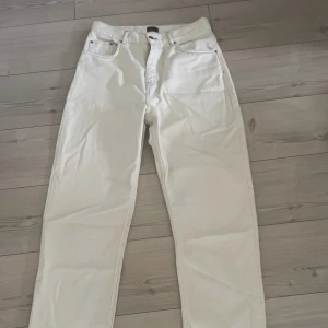 UTSÅLDA JEANS - Beigea highwaist jeans från Nelly Storlek M