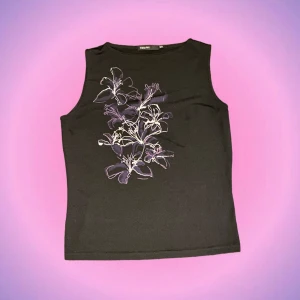 Linne med tryck - Så coolt linne med blommor på😍 Superfint att ha på fest men också till vardags😚💗 Står strlk 42 men sitter bra på mig som oftast bär S så skulle säga att den passar S/M bäst<3 Den är i bra skick o har så skönt material! Skriv privat vid intresse o frågor🫶🏻