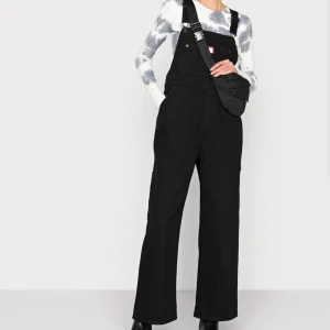 Monki hängselbyxor - Nya hängselbyxor i jeanstyg, endast använd 1 gång. Fint oversize, passar M - L