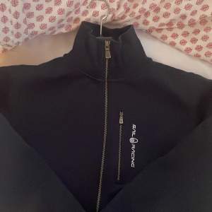 Oanvänd sail racing tröja med zip utan luva. Nypris 1500kr  Storlek M  Färg Navy 
