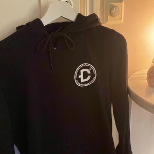 Hoodie  - Säljer nu min helt nya dirtcult-hoodie som tyvärr aldrig kommit till användning pga jag har andra hoodies. Det är en storlek L men dirtcult storlekar är små så skulle säga att detta är en s-m💖💖