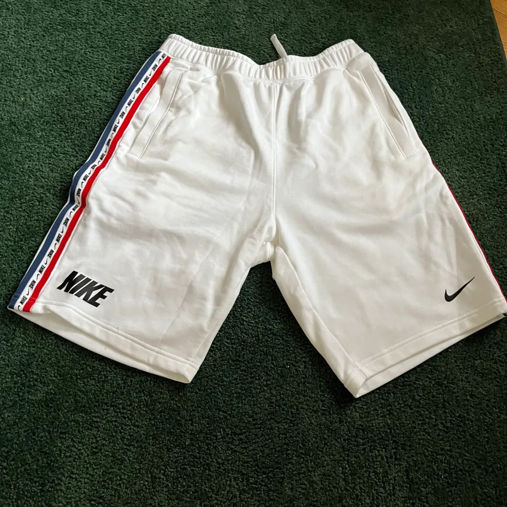 Vita Nike mjukis shorts.  Väldigt fint skick nästan helt nya.  Strl: S . Shorts.
