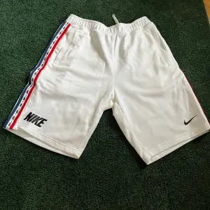 Vita Nike mjukis shorts.  Väldigt fint skick nästan helt nya.  Strl: S 