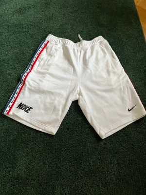 Nike shorts  - Vita Nike mjukis shorts.  Väldigt fint skick nästan helt nya.  Strl: S 