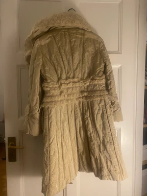 Vintage jacka - Oerhört fin och vacker lång jacka🥹🥹Köptes för några år sedan och utgångspriset var 5000kr❤️Passar jätte bra till vintern och den har inga defekter👌🏽👌🏽Säker för 3500 men beror lite på hur många som är intresserade!!