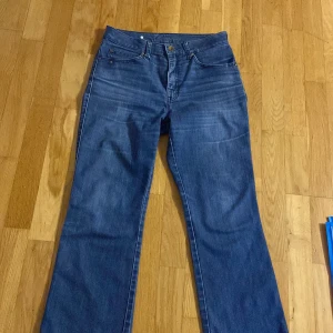 Storlek:s - Säljer DEHÄR as coola jeansen, de är även lågmidjade. Och har skit snygga styng på fickorna. 