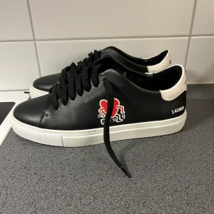 AXEL ARIGATO CLEAN 90 KEITH HARING SNEAKERS - Säljer mina nästan helt nya Axel Arigato skor. Dem är endast använda fyra gånger pgr av att dem är försmå för mig. Dem är gjorda av 100% läder och nypris är 2387kr Priset kan diskuteras vid snabb affär. Orginal låda finns om man vill ha.