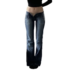 Lågmidjade Jeans - Så snygga lågmidjade jeans från blend! Tyvärr för små på mig. Strl 25, innerbenslängden 84 cm. Köpare står för frakt.